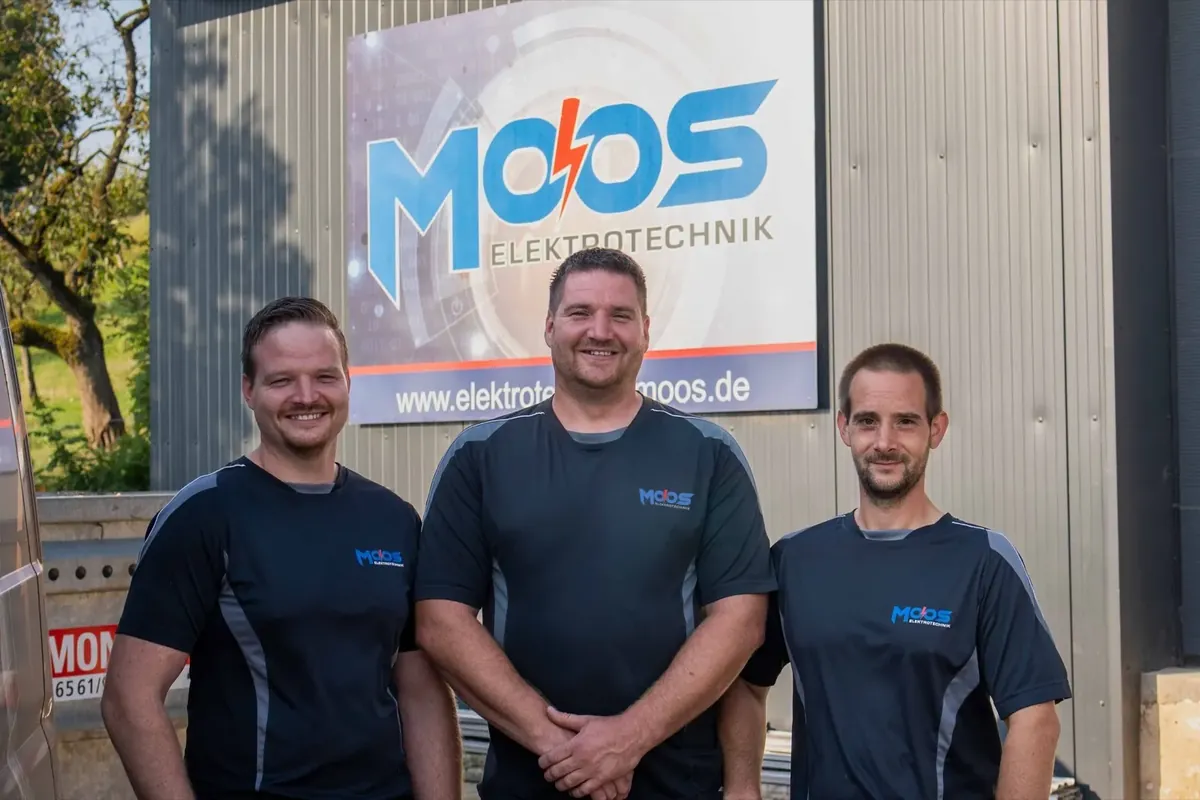 Team von Moos Elektrotechnik vor der Firmenhalle
